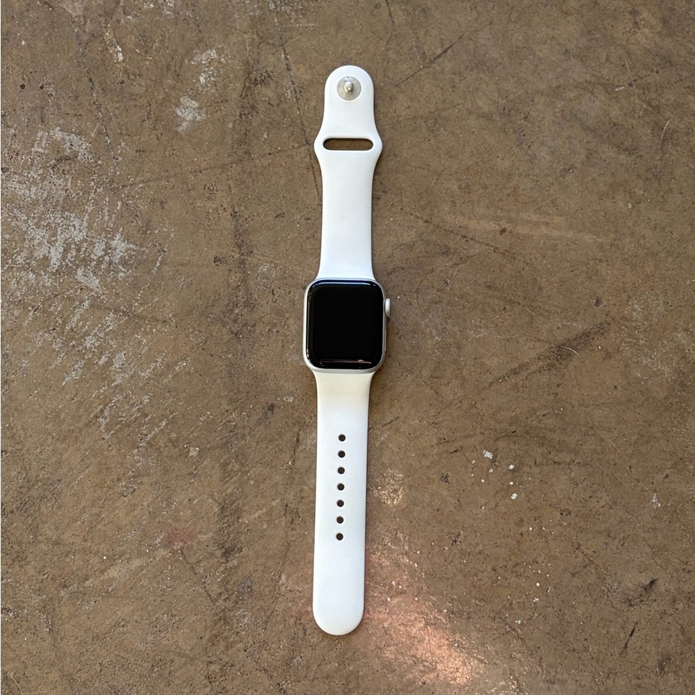 Apple Series 5 Smartwatch 40mm with White Band
